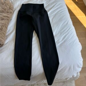 ARITZIA GLOSSFORM CHEEKY HIGH RISE 26” LEGGING - SIZE 6, BLACK, NEVER WORN